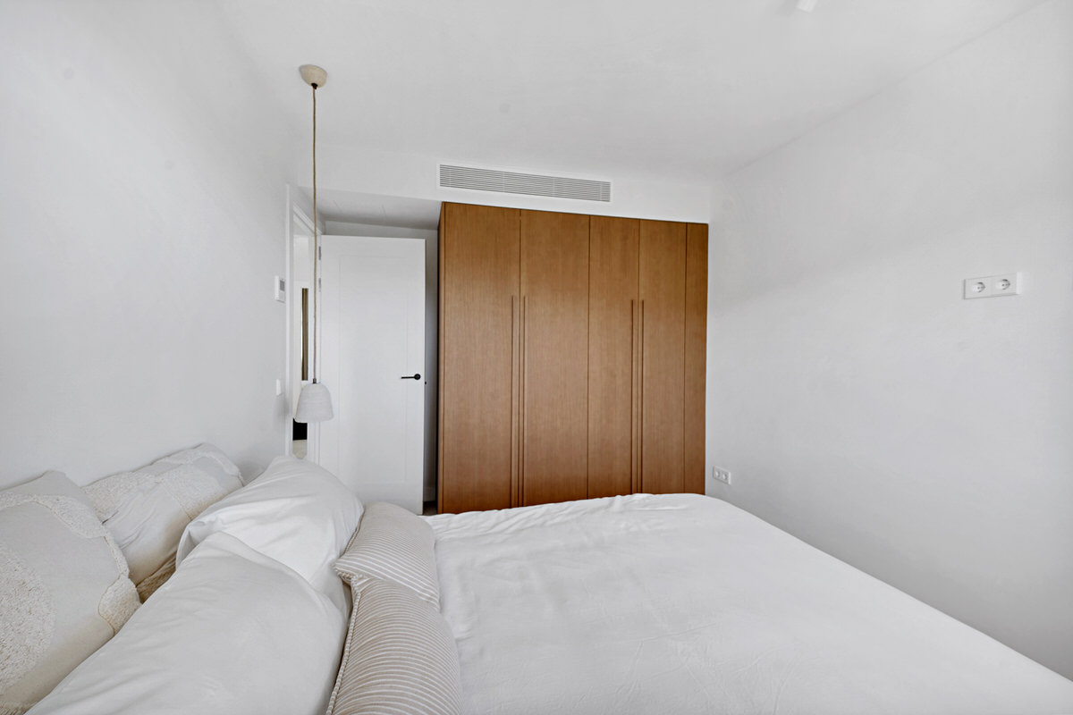 Elegant penthouse with large seaview rooftop terrace in sought-after Cas Catala, near Palma (18)