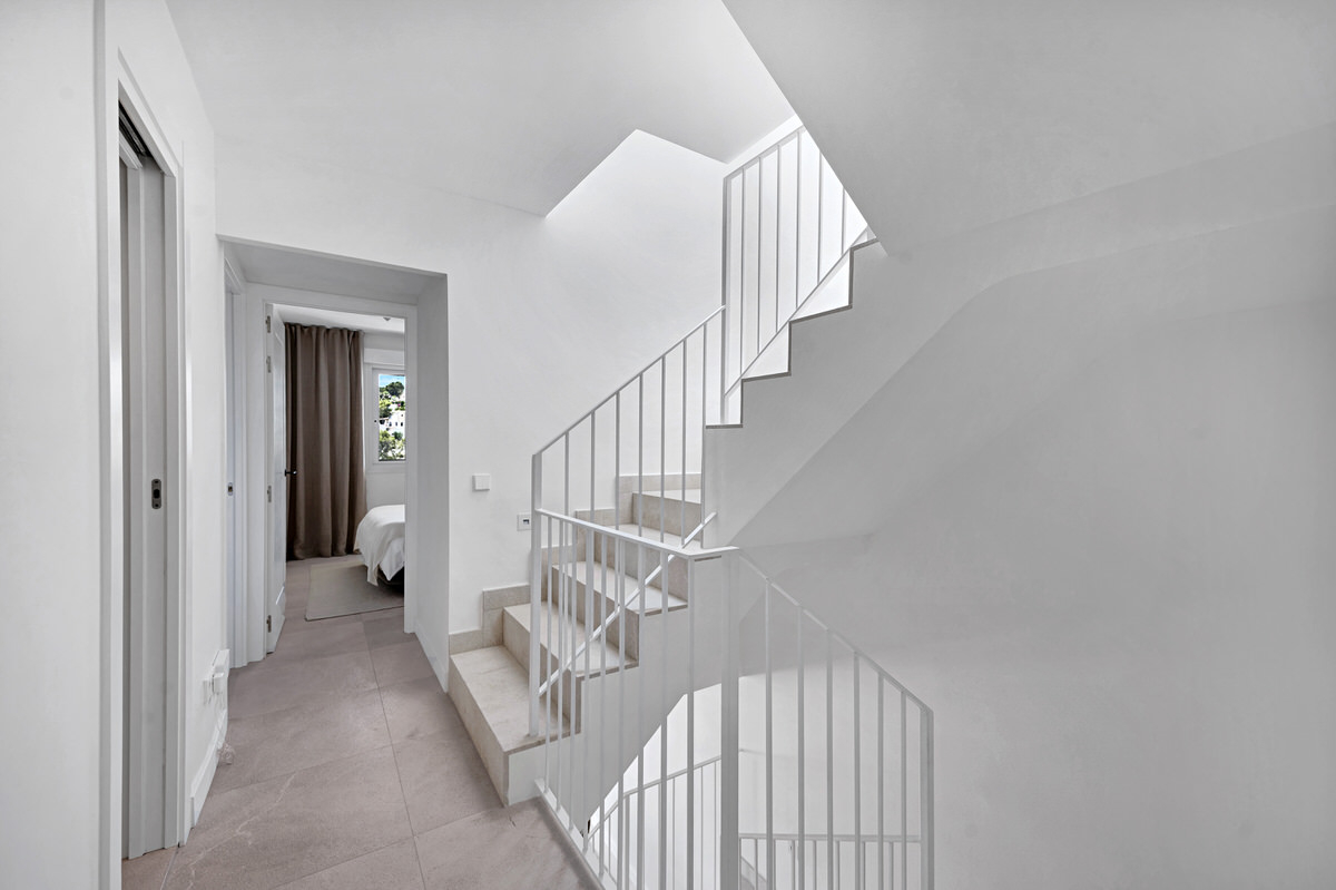 Elegant penthouse with large seaview rooftop terrace in sought-after Cas Catala, near Palma (16)