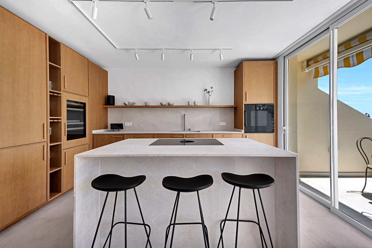 Elegant penthouse with large seaview rooftop terrace in sought-after Cas Catala, near Palma (3)