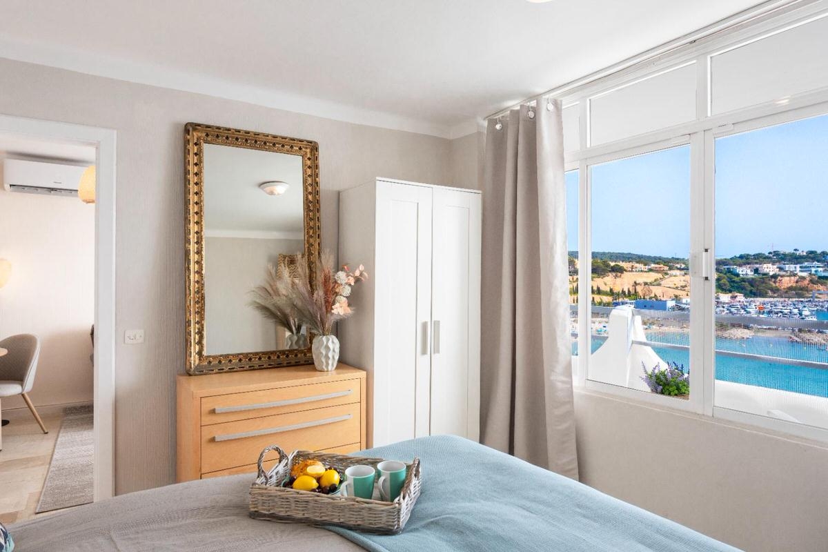 Renovated apartment with stunning seaviews in a beachfront complex in Port Adriano, Mallorca (7)