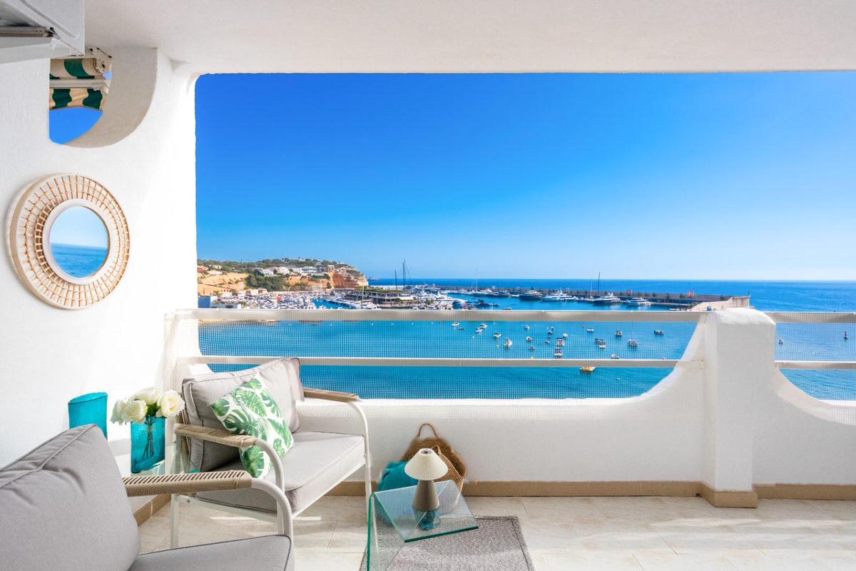 Renovated apartment with stunning seaviews in a beachfront complex in Port Adriano, Mallorca (13)