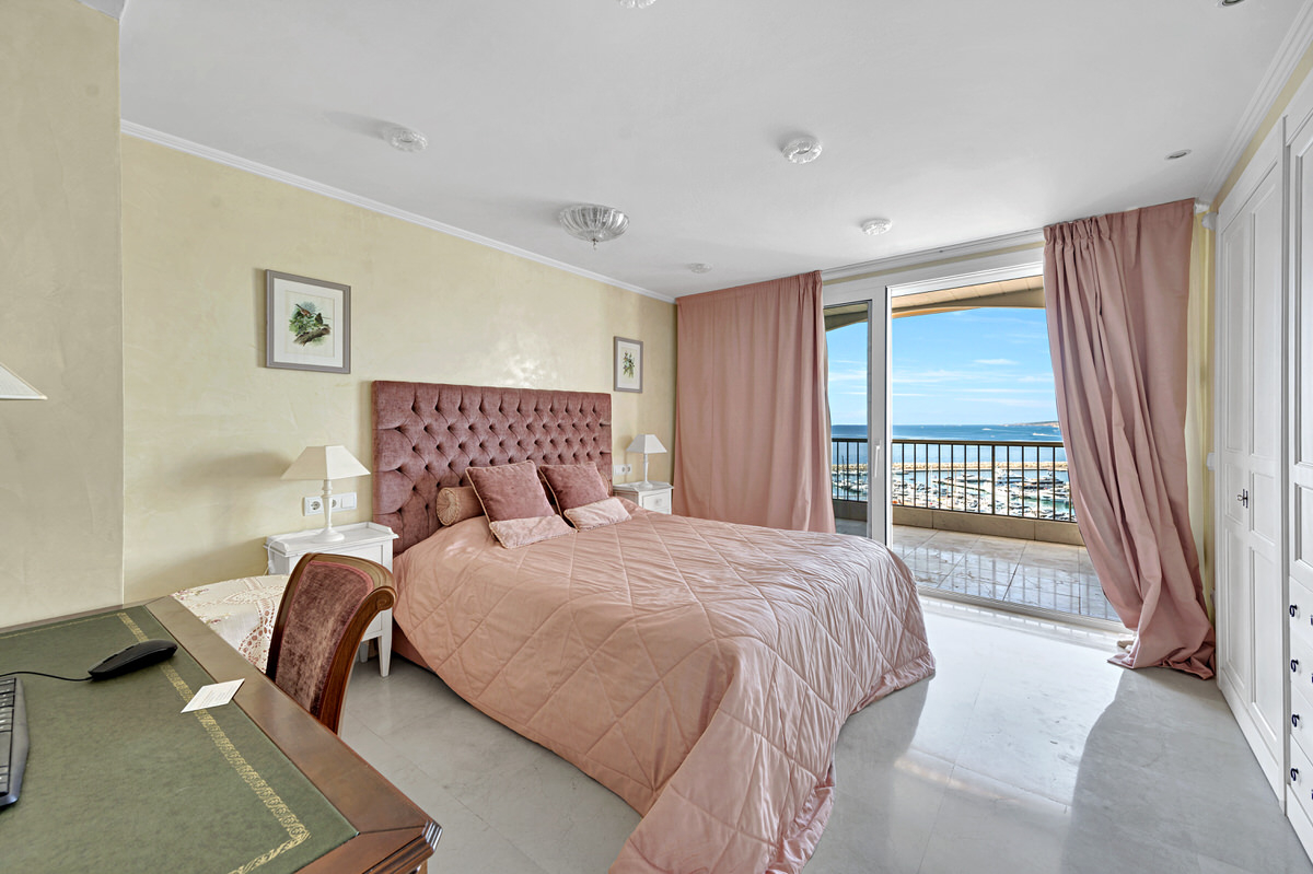 Stylish luxury apartment with fantastic sea views in Puerto Portals (26)