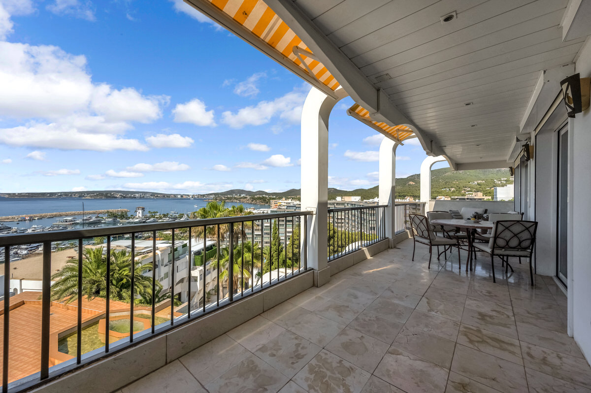 Stylish luxury apartment with fantastic sea views in Puerto Portals (15)