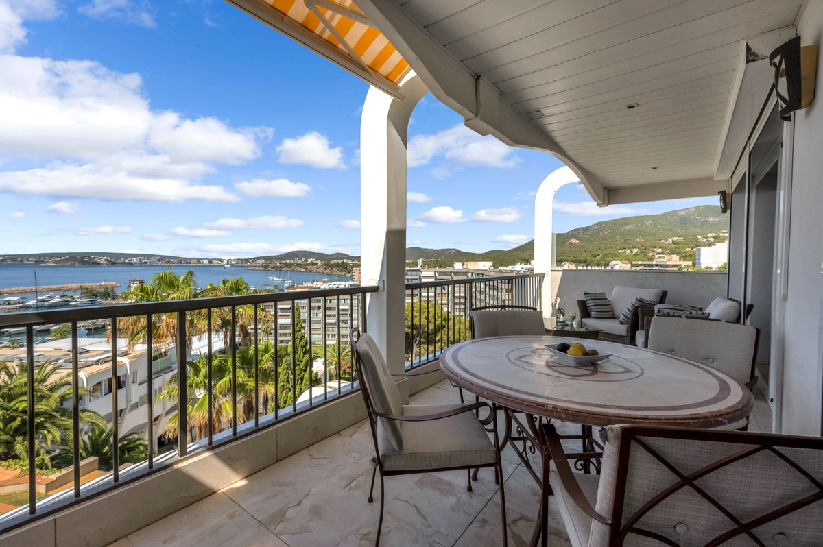 Stylish luxury apartment with fantastic sea views in Puerto Portals (13)