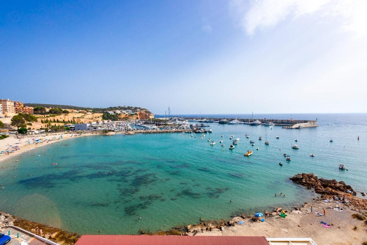 Renovated apartment with stunning seaviews in a beachfront complex in Port Adriano, Mallorca (14)