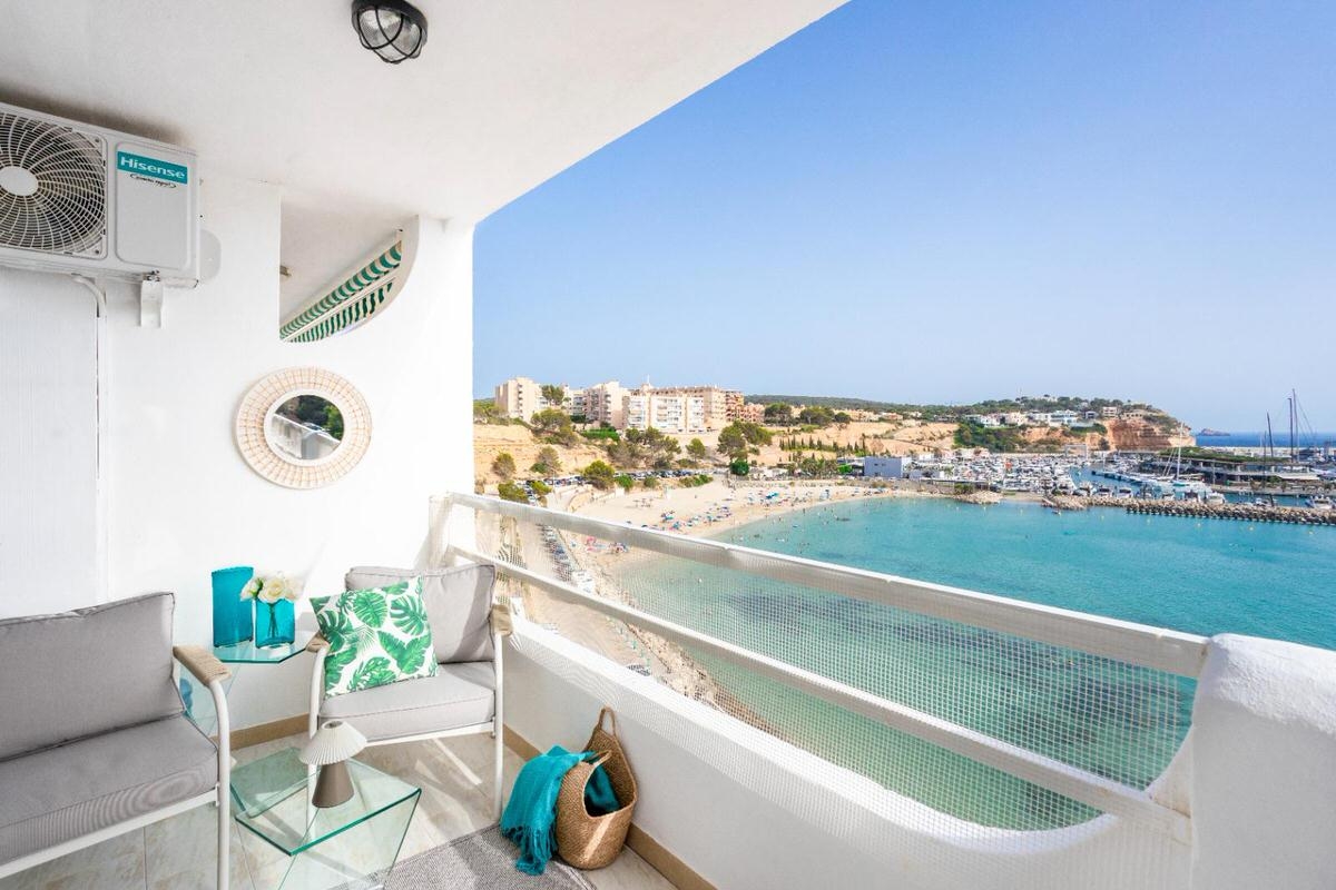 Renovated apartment with stunning seaviews in a beachfront complex in Port Adriano, Mallorca (10)