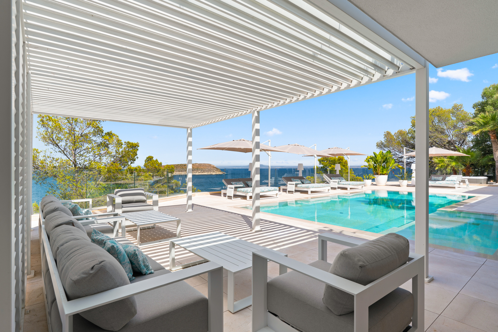 Modern new construction villa in first sea line with private sea access in Cala Vinyes (15)
