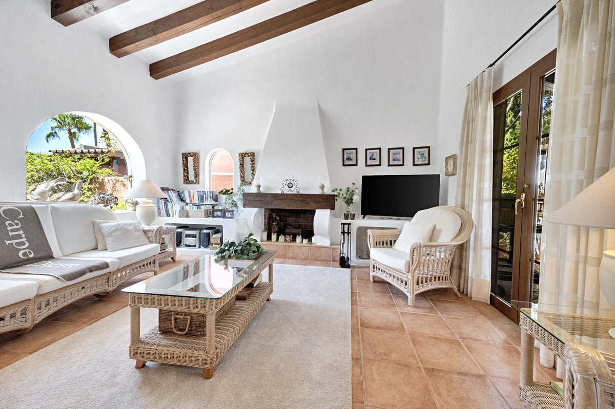 Mediterranean villa with private pool & beautiful garden in a complex near Santa Ponsa golf course (9)
