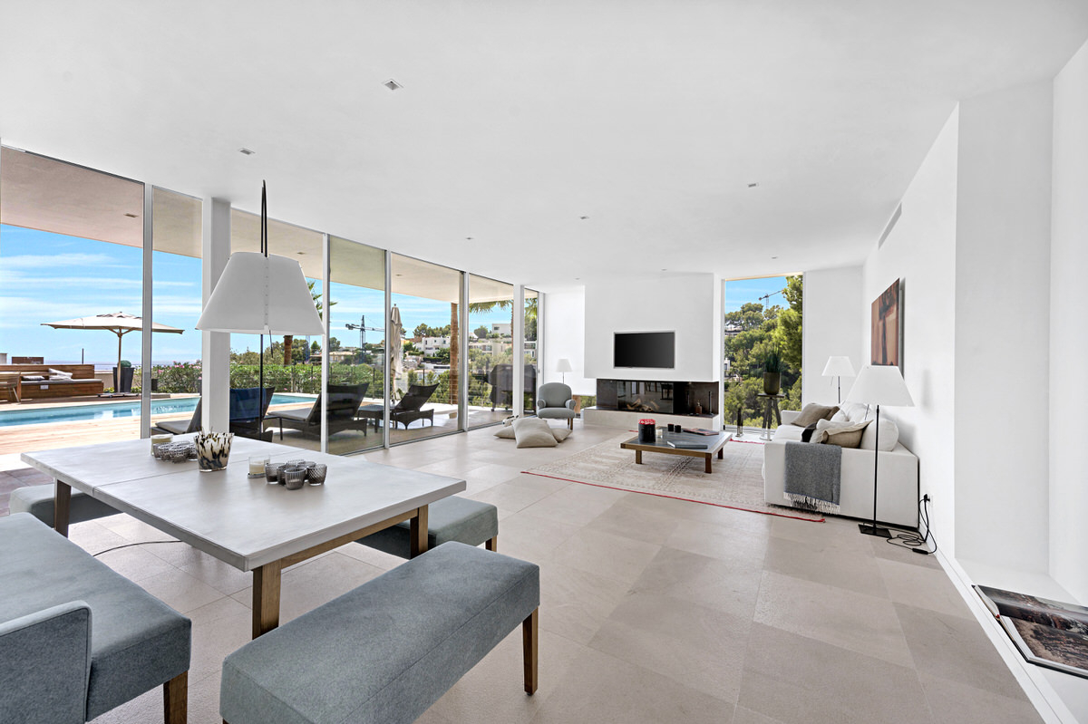 Modern luxury villa with beautiful panoramic seaview above the exclusive Puerto Portals yacht harbor (4)