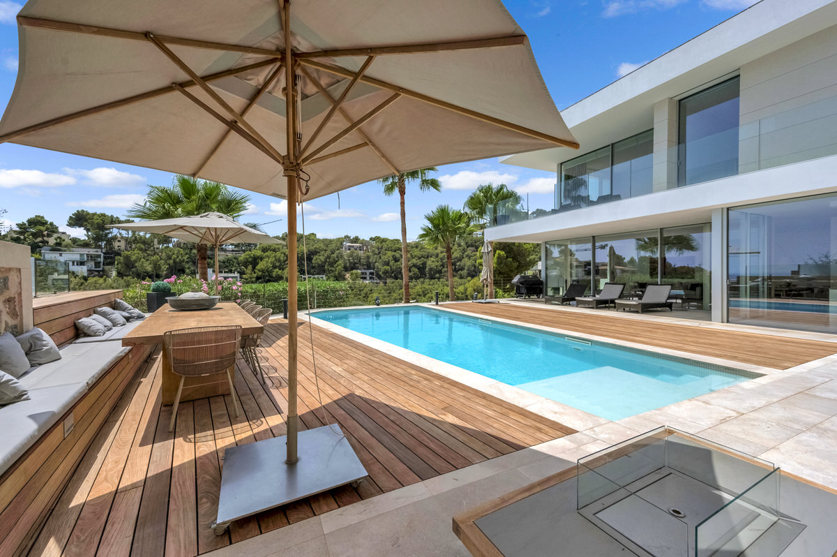 Modern luxury villa with beautiful panoramic seaview above the exclusive Puerto Portals yacht harbor (29)