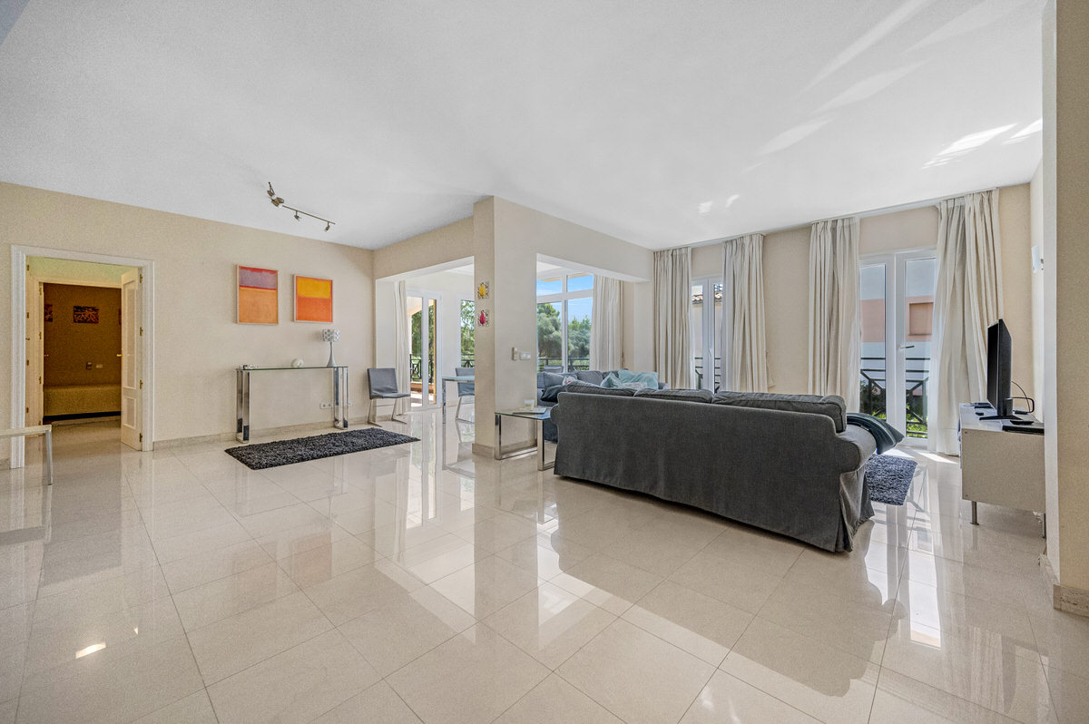 Spacious, well-maintained apartment in a quiet complex with 2 pools in Santa Ponsa (2)
