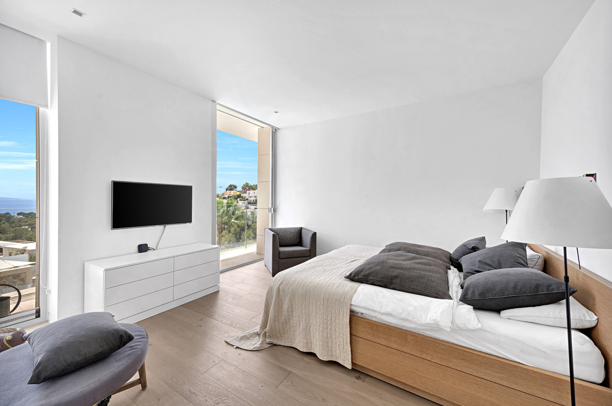Modern luxury villa with beautiful panoramic seaview above the exclusive Puerto Portals yacht harbor (13)