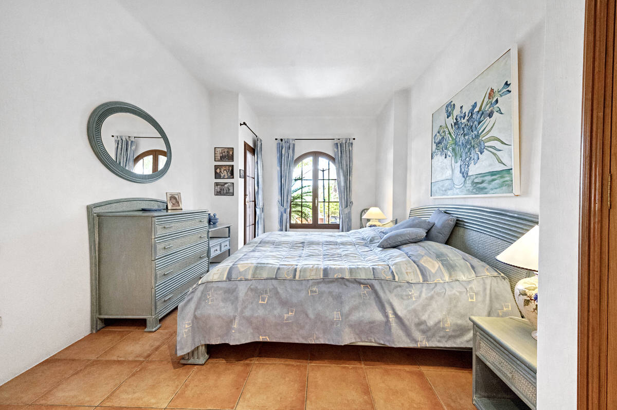 Mediterranean villa with private pool & beautiful garden in a complex near Santa Ponsa golf course (16)
