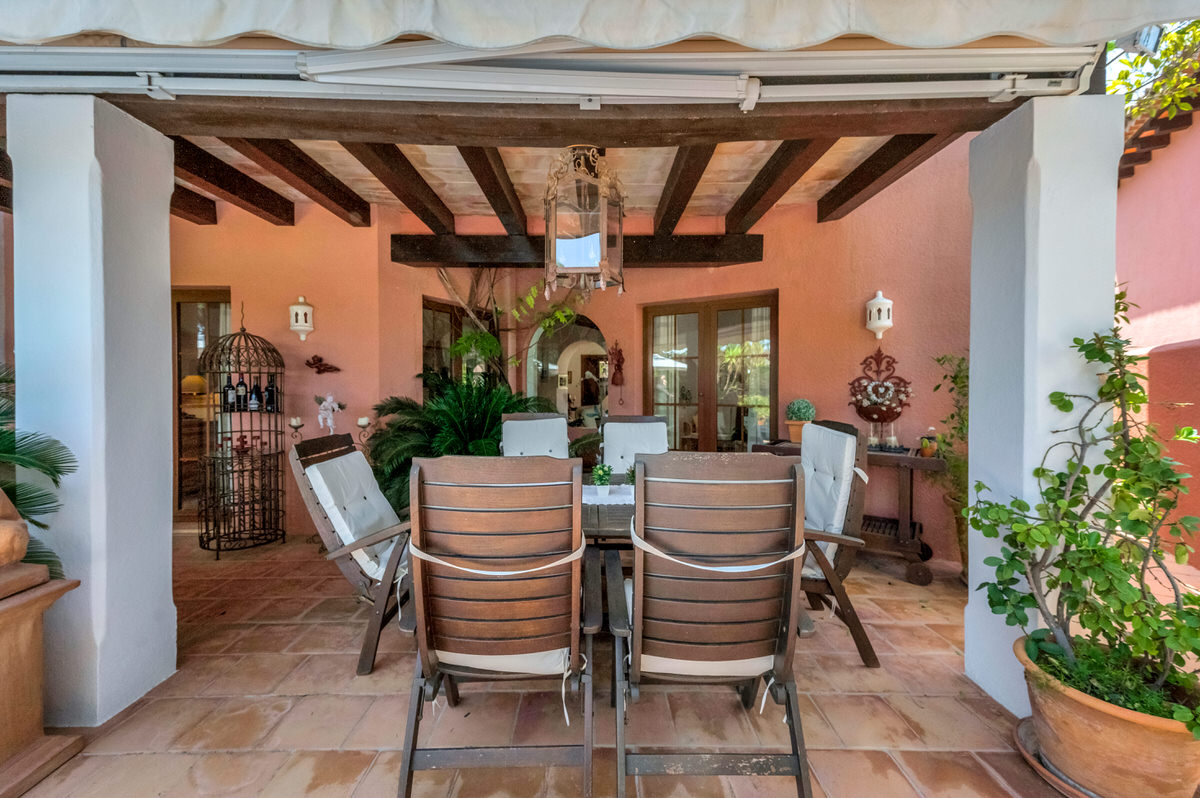 Mediterranean villa with private pool & beautiful garden in a complex near Santa Ponsa golf course (34)
