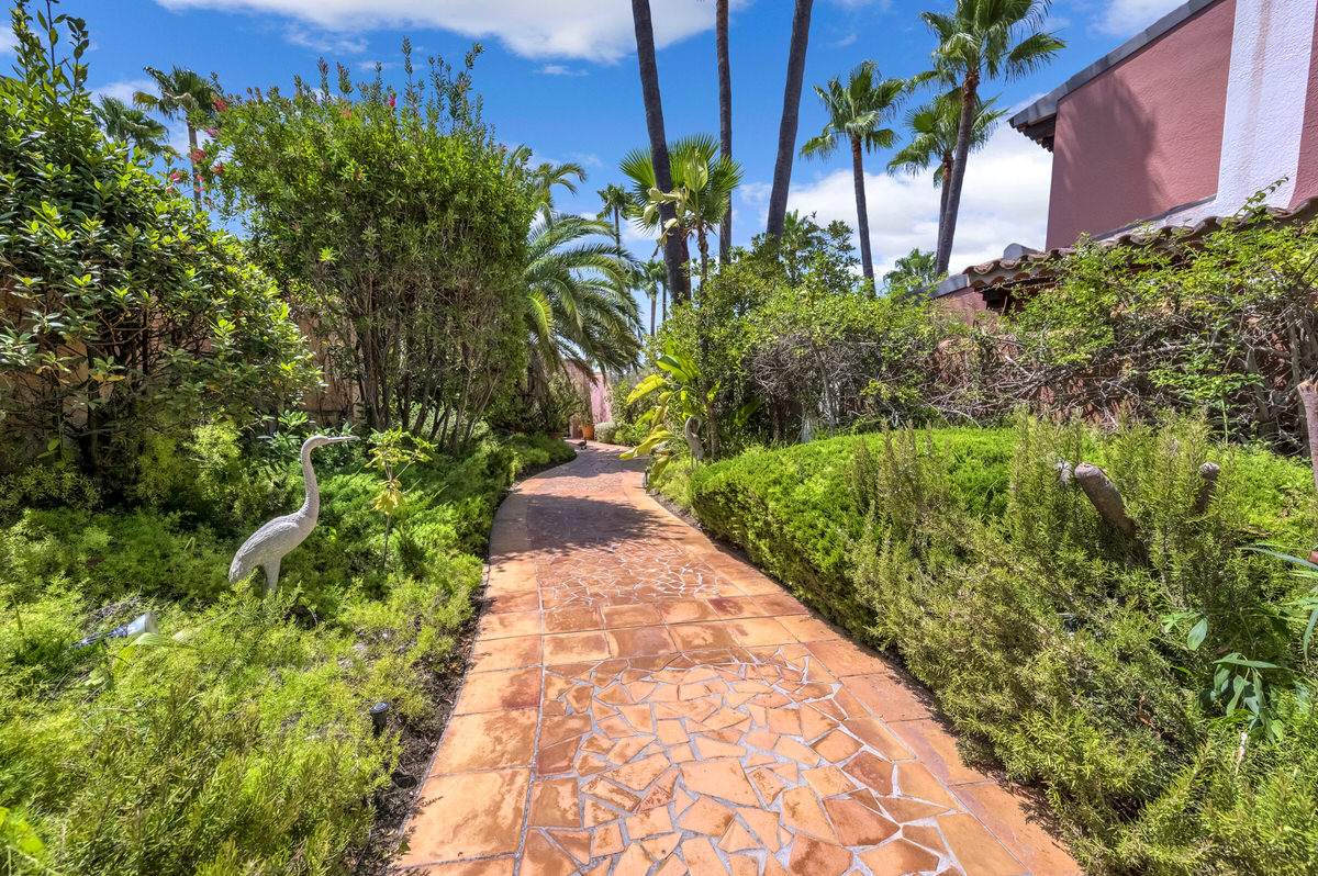 Mediterranean villa with private pool & beautiful garden in a complex near Santa Ponsa golf course (8)