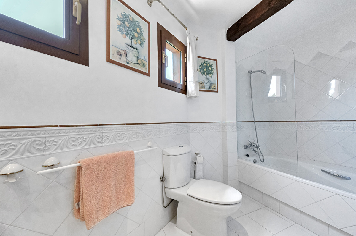 Mediterranean villa with private pool & beautiful garden in a complex near Santa Ponsa golf course (29)