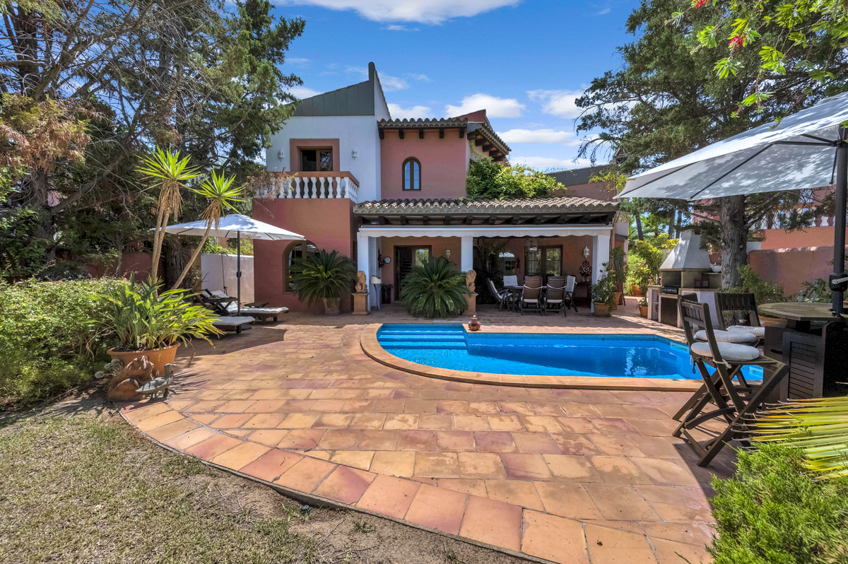 Mediterranean villa with private pool & beautiful garden in a complex near Santa Ponsa golf course (36)