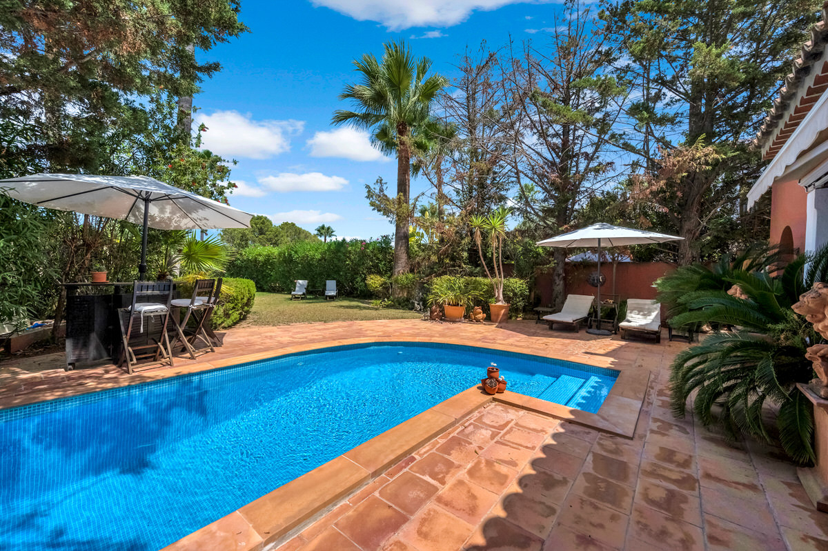 Mediterranean villa with private pool & beautiful garden in a complex near Santa Ponsa golf course (33)