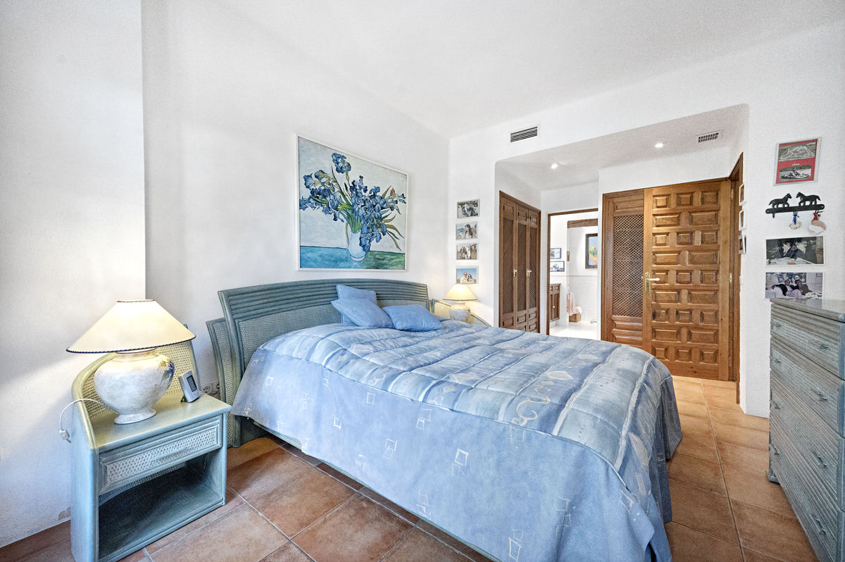 Mediterranean villa with private pool & beautiful garden in a complex near Santa Ponsa golf course (17)
