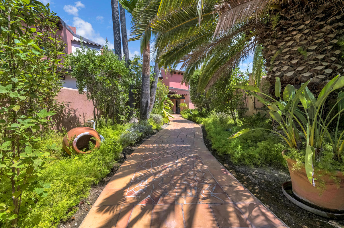 Mediterranean villa with private pool & beautiful garden in a complex near Santa Ponsa golf course (5)