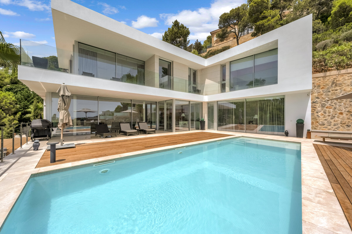 Modern luxury villa with beautiful panoramic seaview above the exclusive Puerto Portals yacht harbor (24)