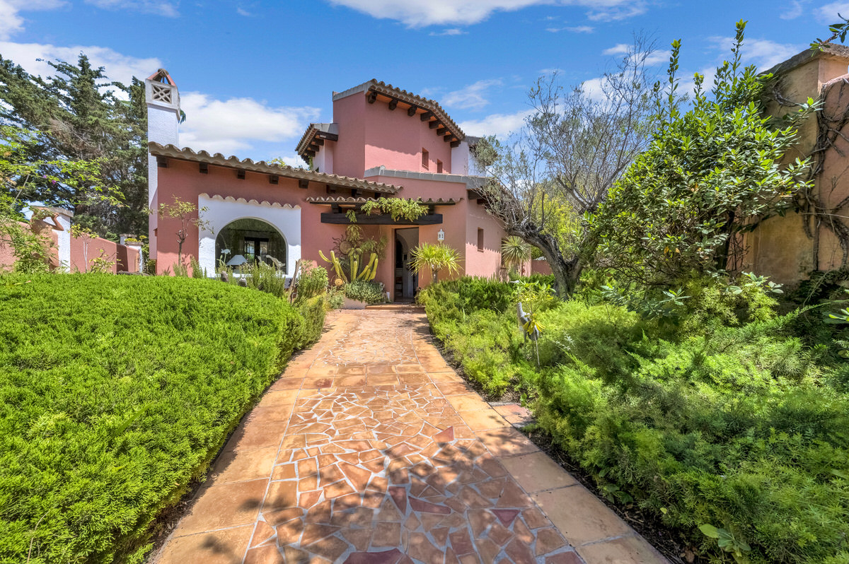 Mediterranean villa with private pool & beautiful garden in a complex near Santa Ponsa golf course (6)