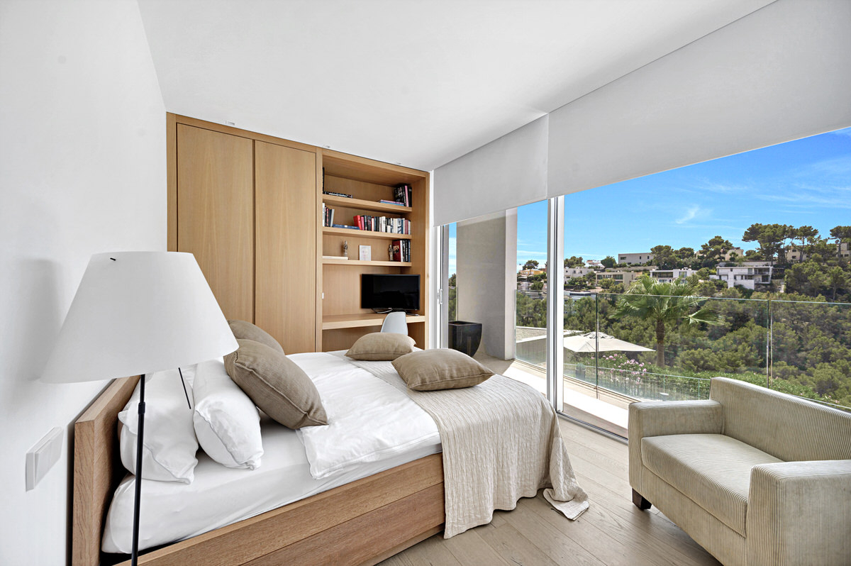 Modern luxury villa with beautiful panoramic seaview above the exclusive Puerto Portals yacht harbor (22)