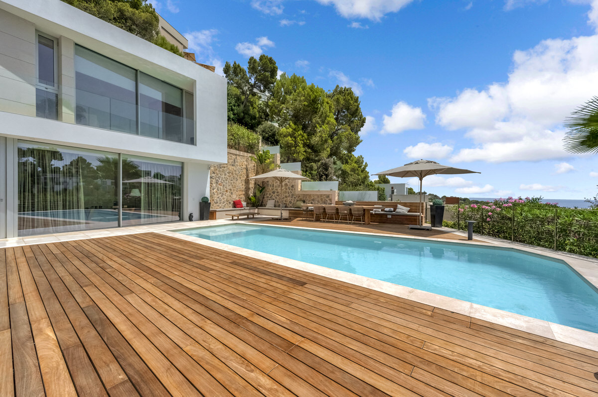 Modern luxury villa with beautiful panoramic seaview above the exclusive Puerto Portals yacht harbor (27)