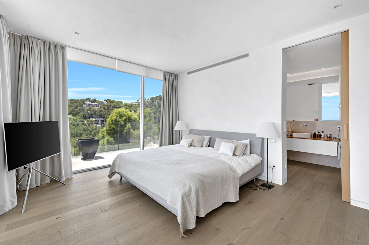 Modern luxury villa with beautiful panoramic seaview above the exclusive Puerto Portals yacht harbor (19)