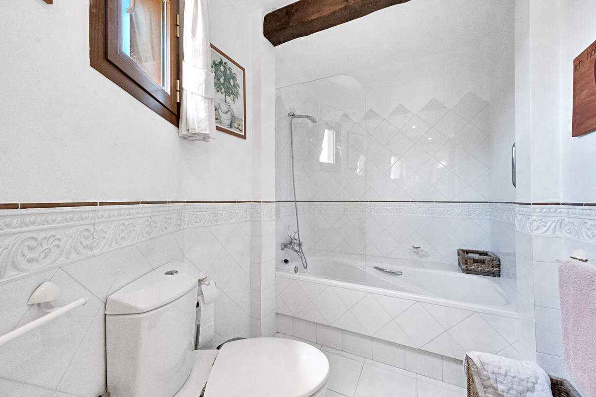Mediterranean villa with private pool & beautiful garden in a complex near Santa Ponsa golf course (24)