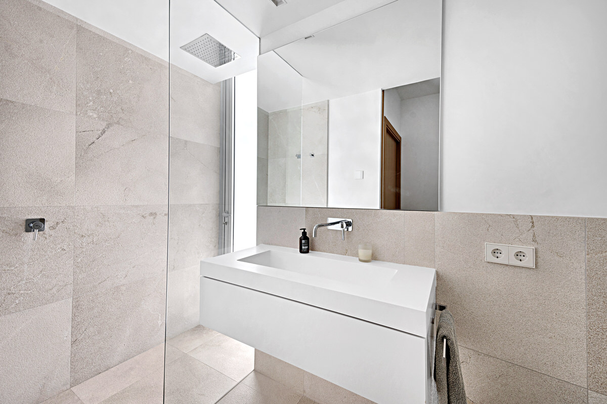 Modern luxury villa with beautiful panoramic seaview above the exclusive Puerto Portals yacht harbor (9)