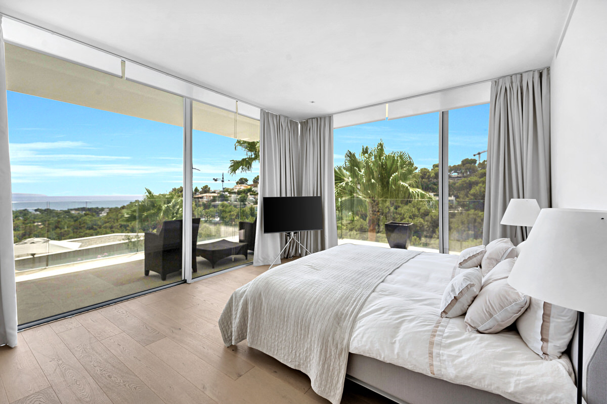 Modern luxury villa with beautiful panoramic seaview above the exclusive Puerto Portals yacht harbor (16)