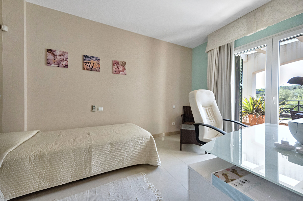Spacious, well-maintained apartment in a quiet complex with 2 pools in Santa Ponsa (27)
