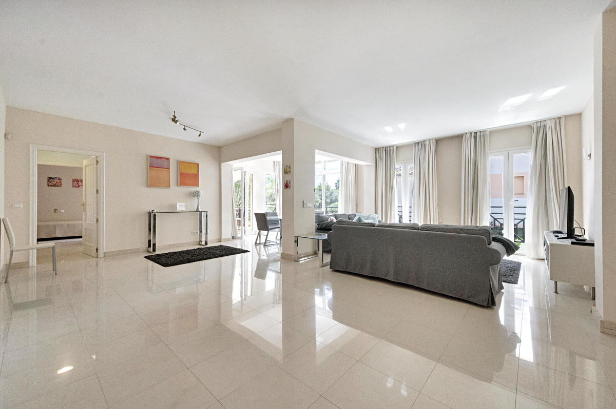 Spacious, well-maintained apartment in a quiet complex with 2 pools in Santa Ponsa (34)