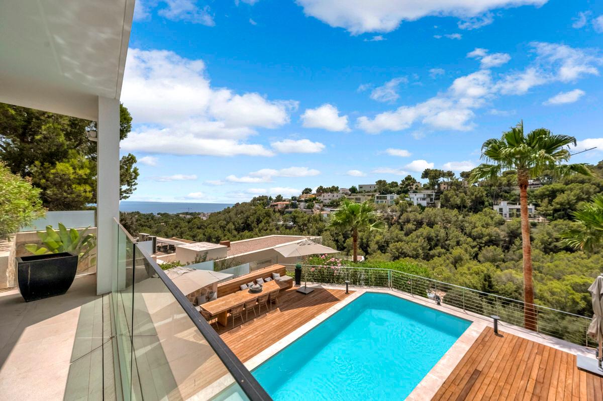 Modern luxury villa with beautiful panoramic seaview above the exclusive Puerto Portals yacht harbor (25)