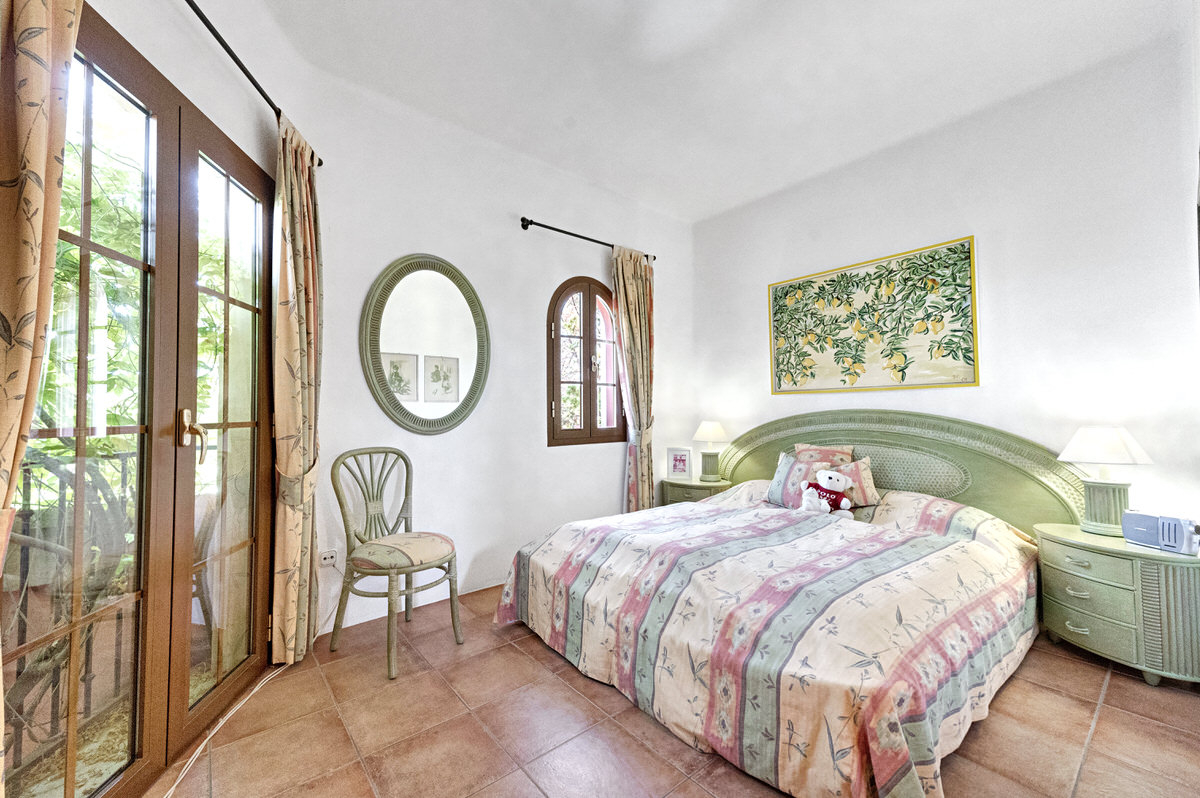 Mediterranean villa with private pool & beautiful garden in a complex near Santa Ponsa golf course (27)