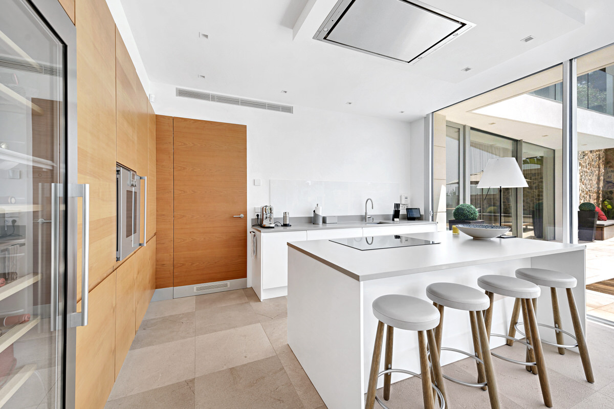 Modern luxury villa with beautiful panoramic seaview above the exclusive Puerto Portals yacht harbor (7)
