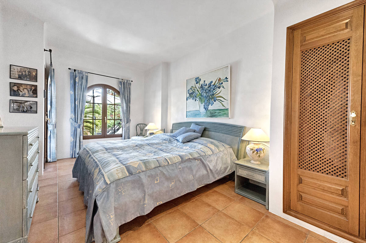 Mediterranean villa with private pool & beautiful garden in a complex near Santa Ponsa golf course (13)