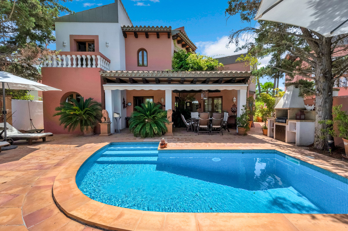 Mediterranean villa with private pool & beautiful garden in a complex near Santa Ponsa golf course (35)