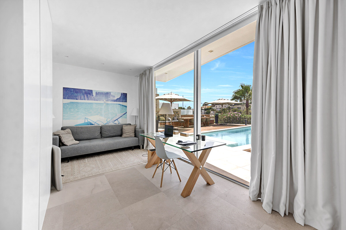 Modern luxury villa with beautiful panoramic seaview above the exclusive Puerto Portals yacht harbor (10)