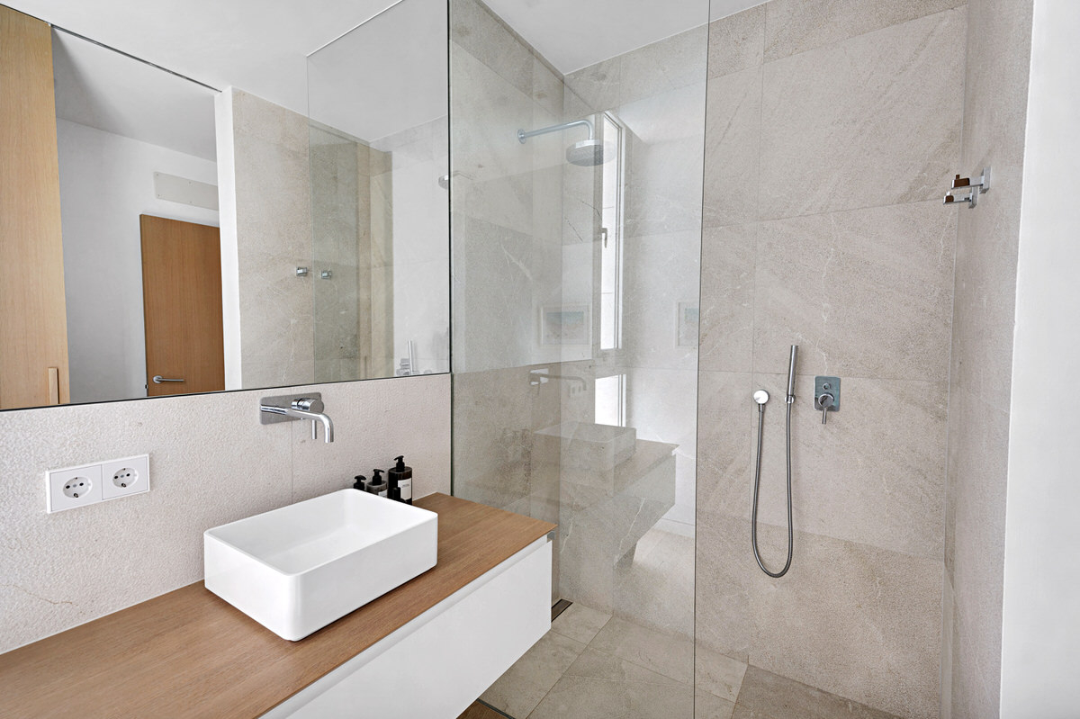 Modern luxury villa with beautiful panoramic seaview above the exclusive Puerto Portals yacht harbor (20)