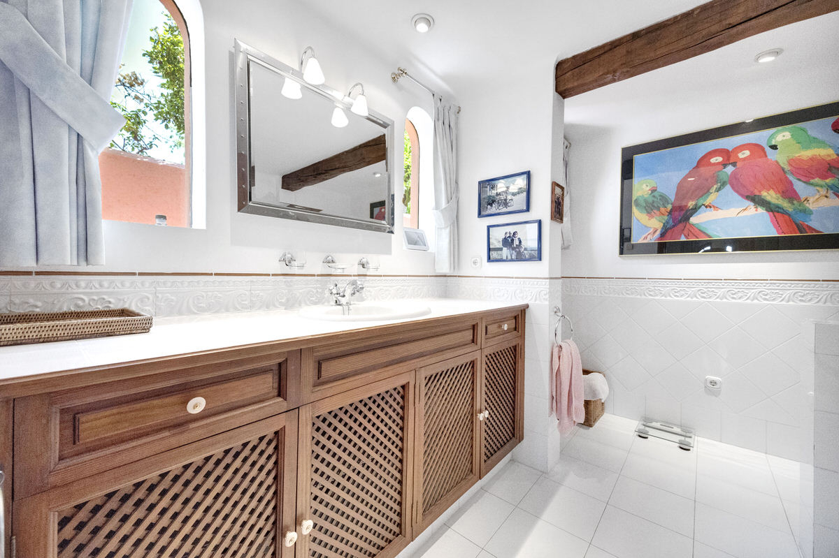 Mediterranean villa with private pool & beautiful garden in a complex near Santa Ponsa golf course (15)