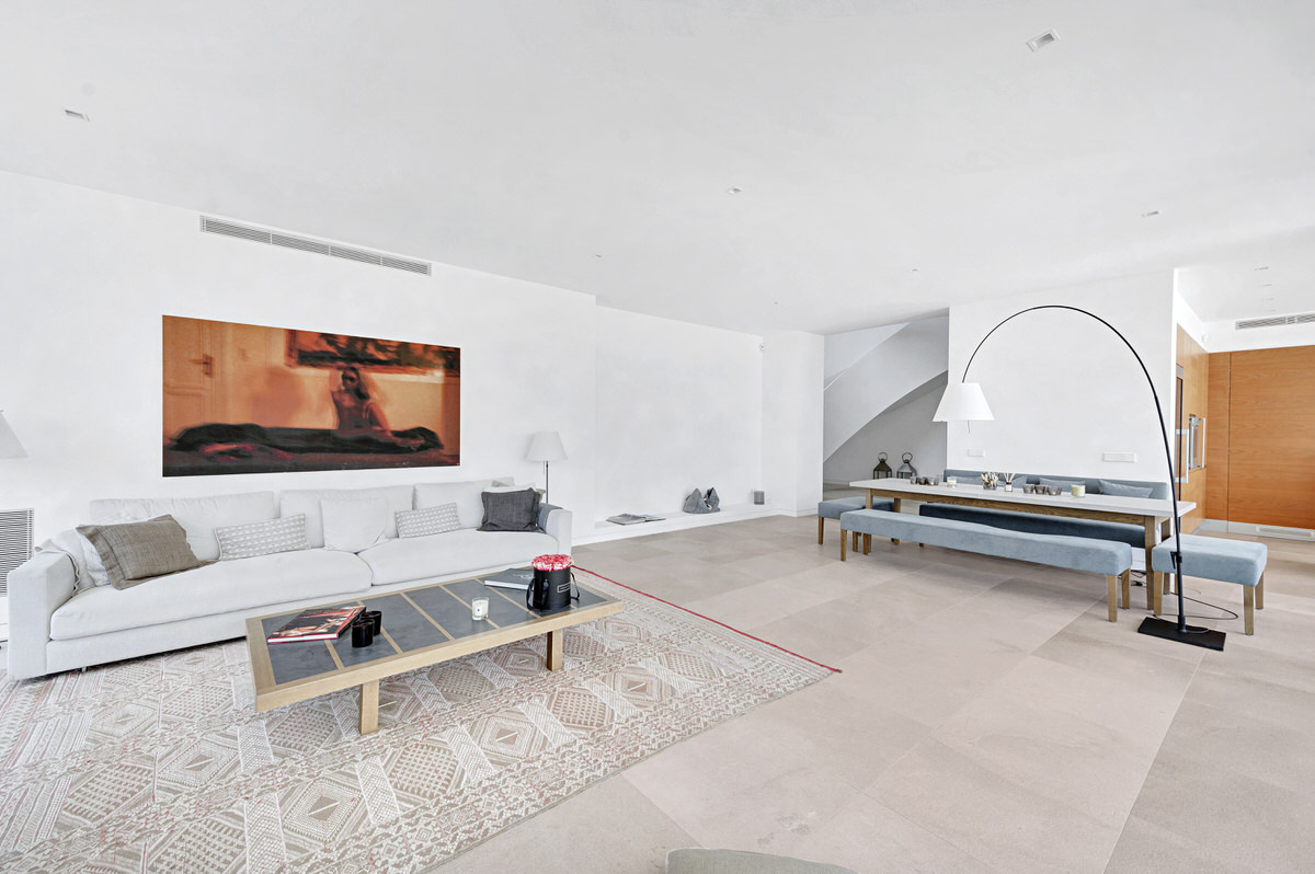 Modern luxury villa with beautiful panoramic seaview above the exclusive Puerto Portals yacht harbor (6)