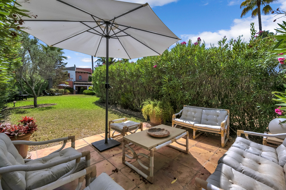 Mediterranean villa with private pool & beautiful garden in a complex near Santa Ponsa golf course (3)