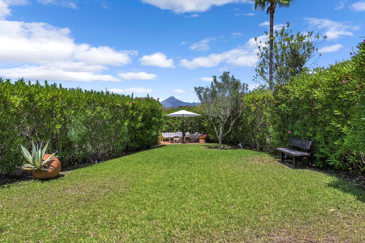 Mediterranean villa with private pool & beautiful garden in a complex near Santa Ponsa golf course (2)