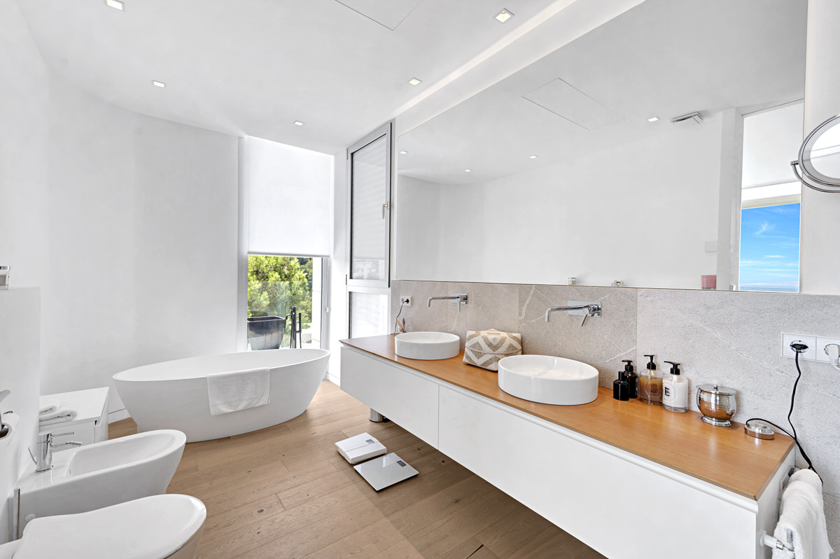 Modern luxury villa with beautiful panoramic seaview above the exclusive Puerto Portals yacht harbor (18)