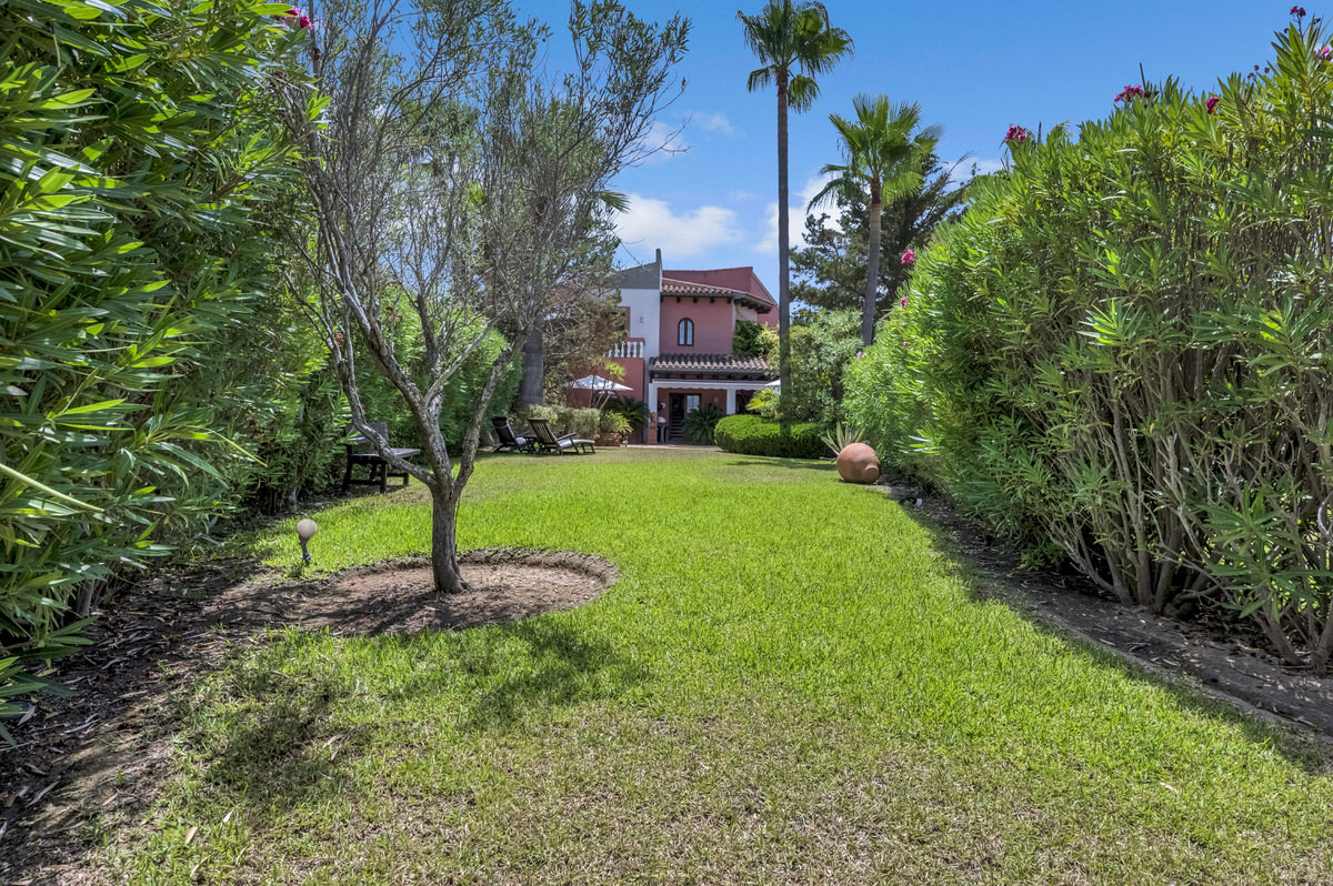 Mediterranean villa with private pool & beautiful garden in a complex near Santa Ponsa golf course (4)