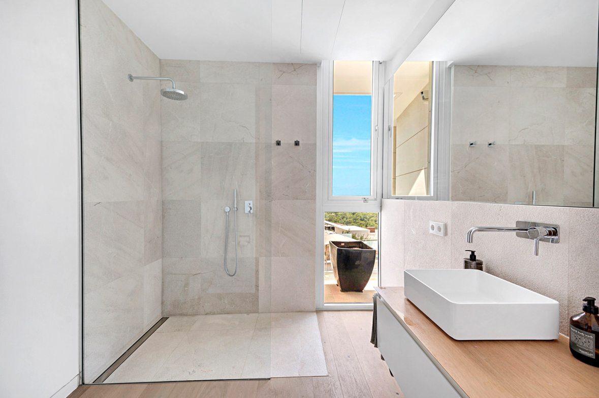Modern luxury villa with beautiful panoramic seaview above the exclusive Puerto Portals yacht harbor (11)