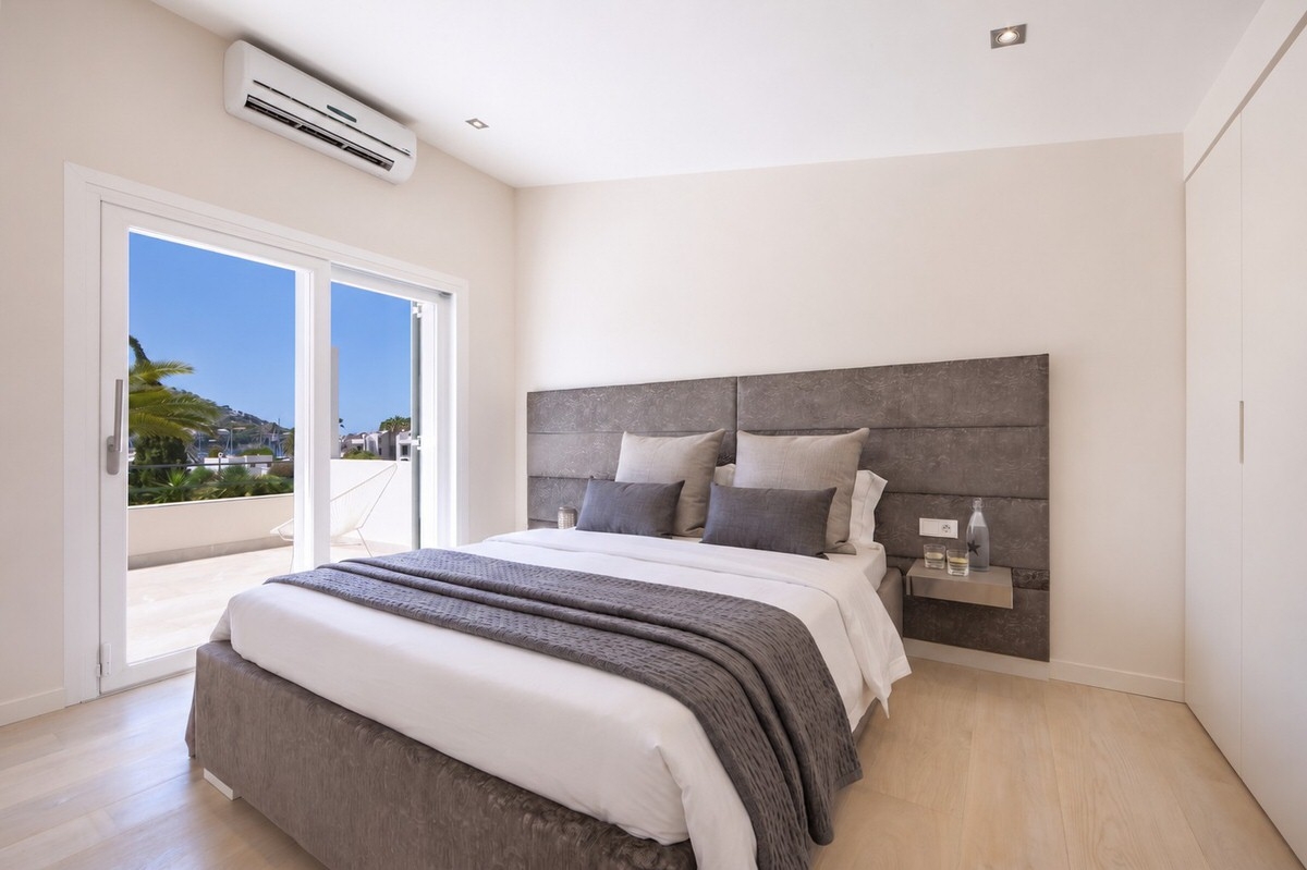 Modern villa with sea and harbor views and sought-after vacation rental license in Puerto Andratx (9)