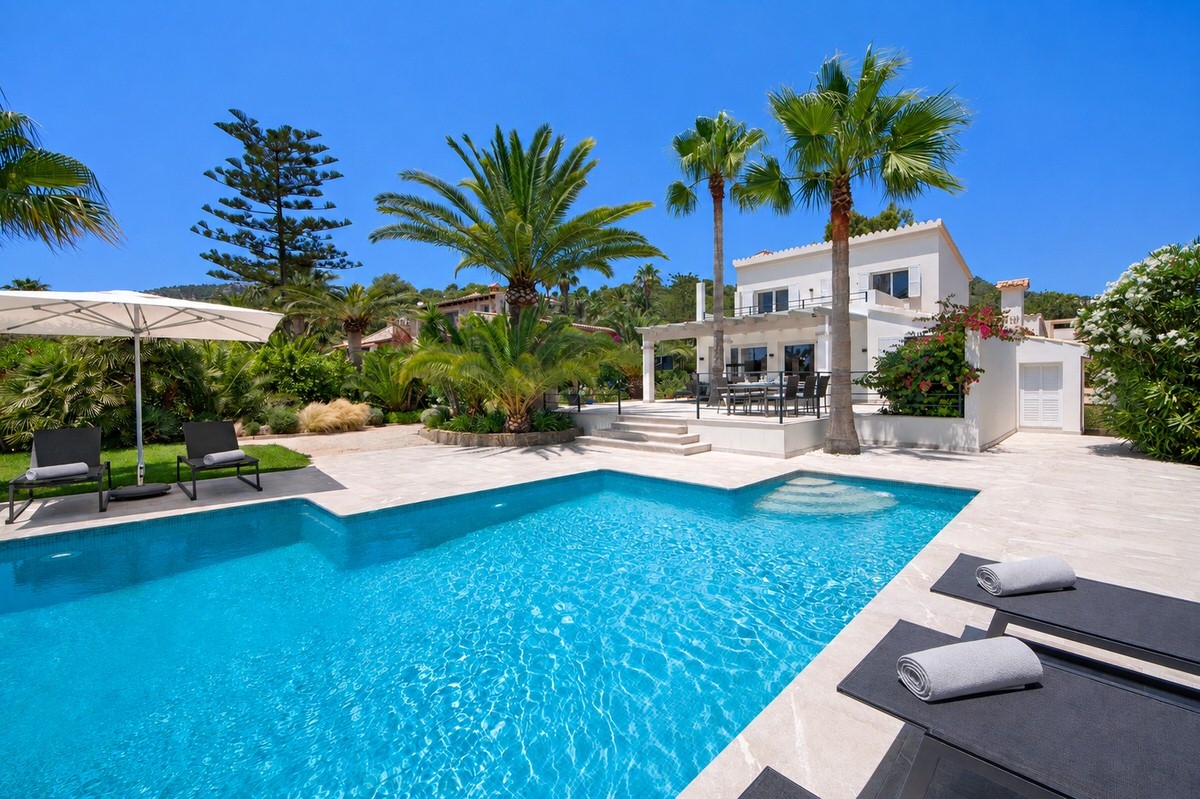 Modern villa with sea and harbor views and sought-after vacation rental license in Puerto Andratx (1)